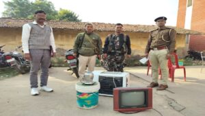 Jharkhand Police reached the homes of two accused in Kaimur and took action by seizing weapons. Both the accused have been on the run for five years in a murder case. Learn the full story.